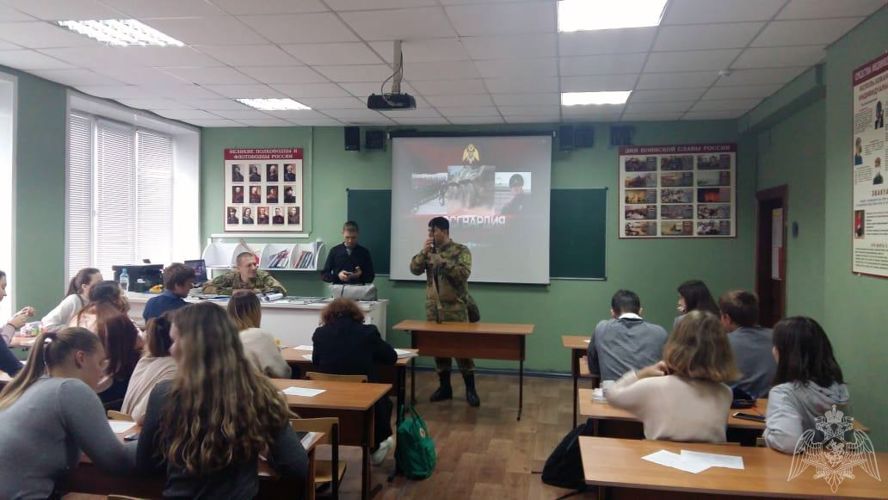 Росгвардейцы провели для астраханских школьников урок мужества к 250-летию со дня рождения графа Комаровского