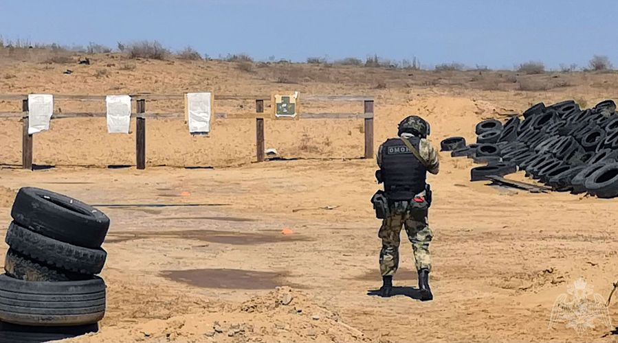 Руководитель астраханского областного управления Росгвардии оценил уровень стрелкового мастерства подчинённых