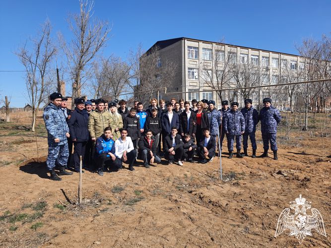 В честь российских воинов росгвардейцы провели акцию древонасаждения в Астрахани