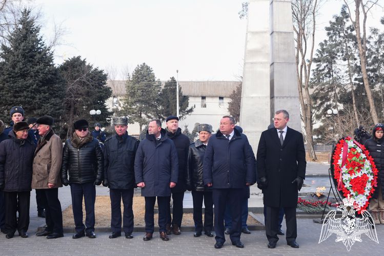 В Астрахани   врио начальника Управления Росгвардии почтил память погибших за Родину 