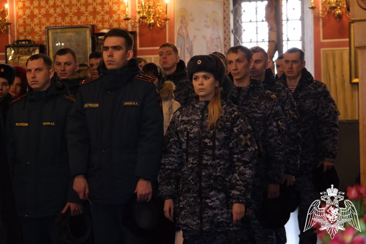 Военнослужащие и сотрудники Росгвардии приняли участие в молебне о здравии воинов