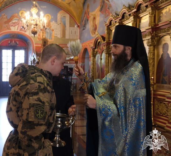 Военнослужащие и сотрудники Росгвардии приняли участие в молебне о здравии воинов