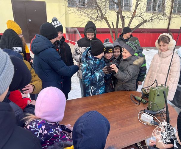 Бойцы астраханского ОМОН «Сапсан-ЮГ» провели день открытых дверей для воспитанников «Гвардейской смены» 