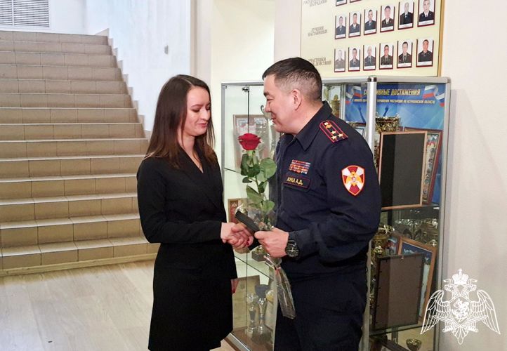 В Астрахани росгвардейцы поздравили коллег-женщин с наступающим 8 марта