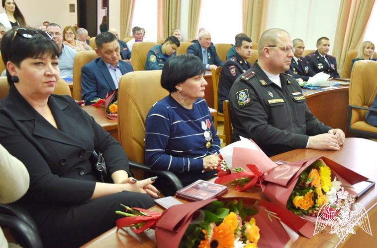 В Астрахани росгвардейцы поздравили коллег-женщин с наступающим 8 марта