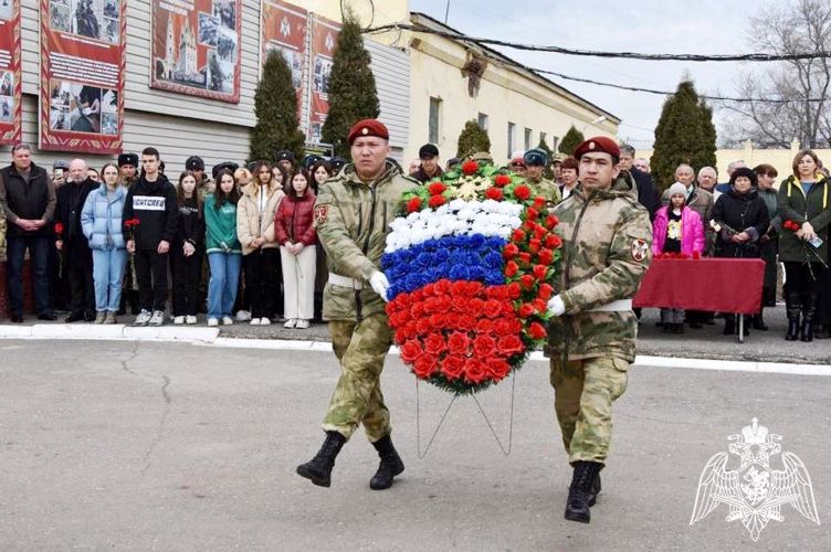 Память погибших военнослужащих Росгвардии почтили в Астрахани 