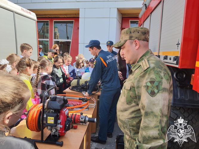 В Астрахани сотрудники Росгвардии организовали для школьников экскурсию в пожарно-спасательную часть МЧС России 