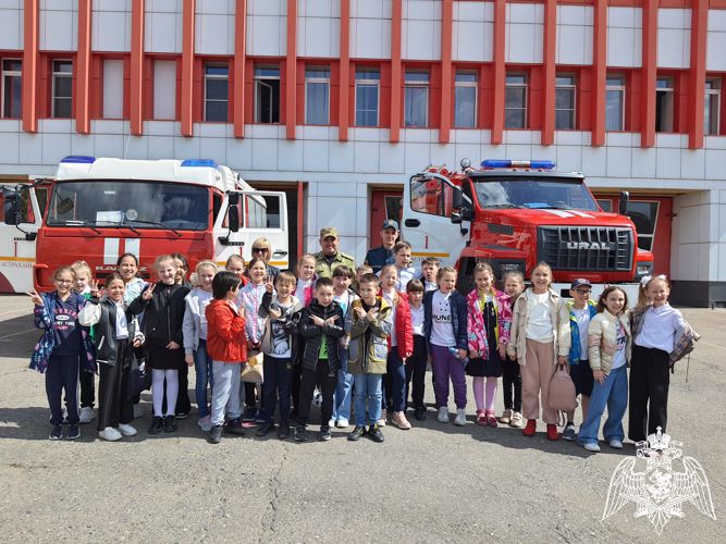 В Астрахани сотрудники Росгвардии организовали для школьников экскурсию в пожарно-спасательную часть МЧС России 
