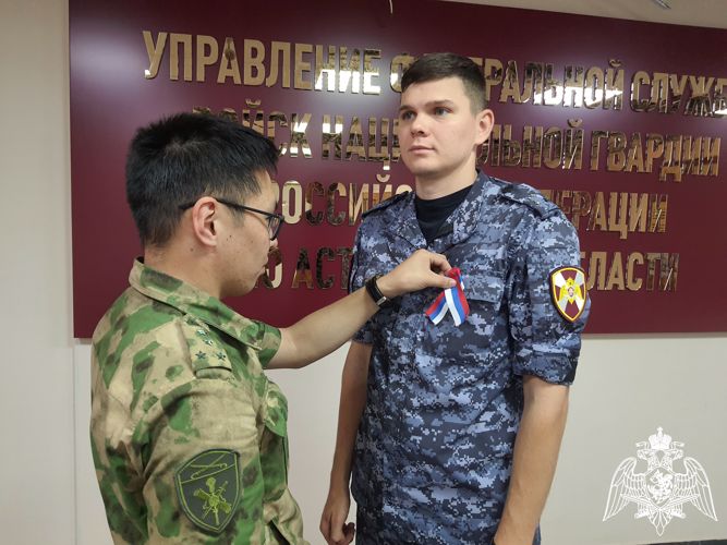 Астраханские росгвардейцы присоединились к патриотической акции «Российский триколор»
