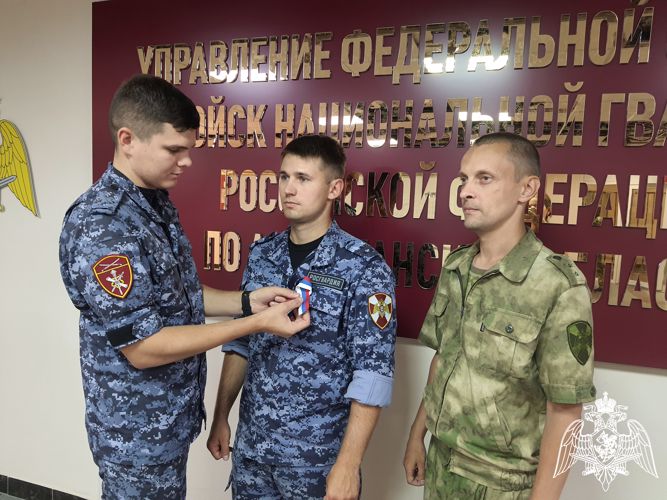 Астраханские росгвардейцы присоединились к патриотической акции «Российский триколор»