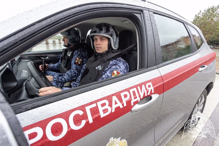 Росгвардейцы оперативно доставили в медучреждение попавшую в ДТП беременную жительницу Астрахани