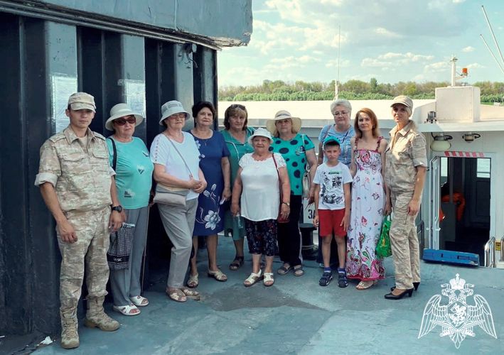 В Астрахани военнослужащие Росгвардии пригласили в речной круиз семьи погибших сослуживцев