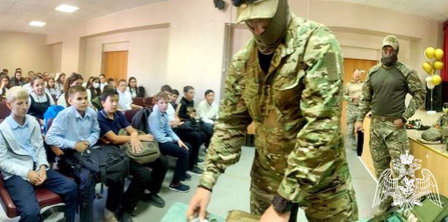 Представители Росгвардии провели для астраханских школьников патриотическое мероприятие