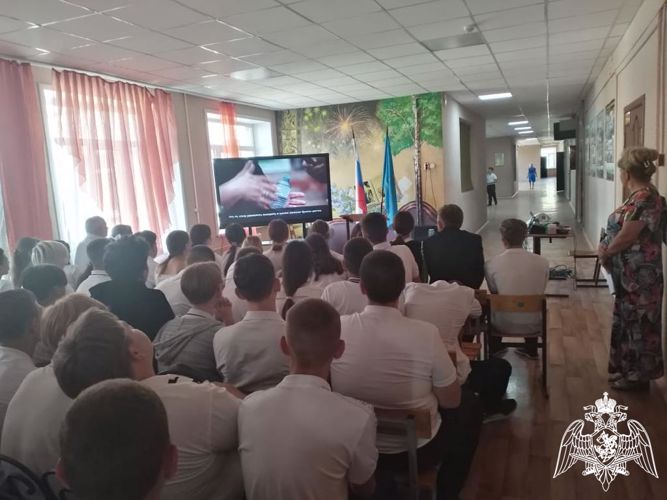 Военнослужащие Росгвардии провели урок безопасности для учащихся астраханской школы