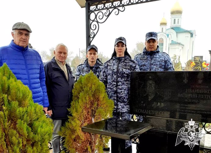 Росгвардейцы в Астрахани благоустроили места захоронения ветеранов-правоохранителей