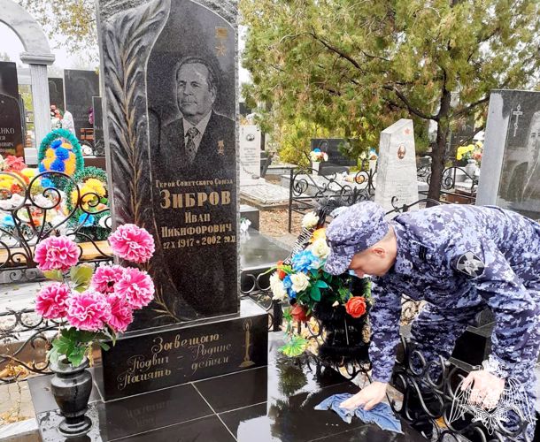 Росгвардейцы в Астрахани благоустроили места захоронения ветеранов-правоохранителей