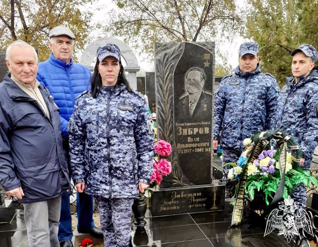 Росгвардейцы в Астрахани благоустроили места захоронения ветеранов-правоохранителей
