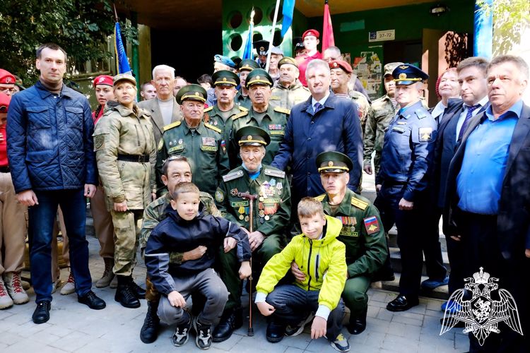 Военнослужащие Росгвардии в Астрахани поздравили ветерана Великой Отечественной войны с 98-летием