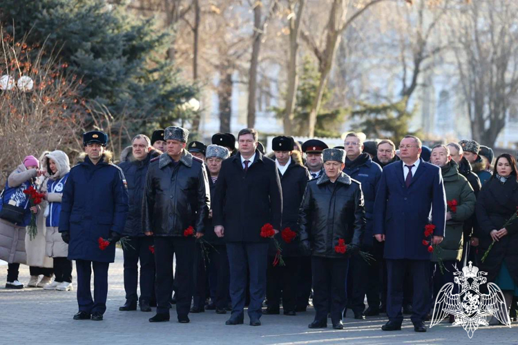 В Астрахани начальник территориального Управления Росгвардии принял участие в памятной церемонии, посвященной Дню защитника Отечества
