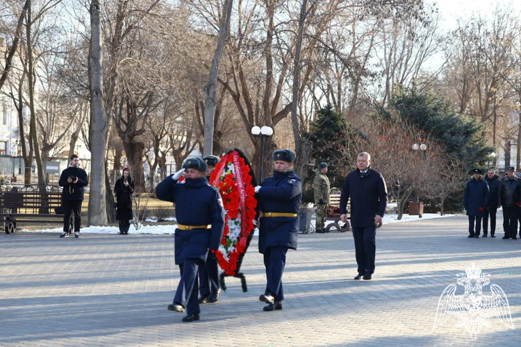 В Астрахани начальник территориального Управления Росгвардии принял участие в памятной церемонии, посвященной Дню защитника Отечества
