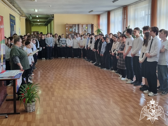 Открытие стенда с героями СВО прошло при участии астраханских росгвардейцев