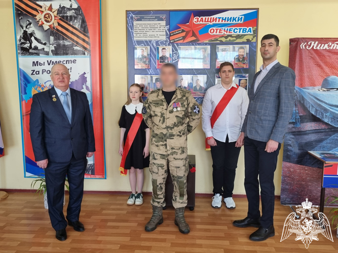 Открытие стенда с героями СВО прошло при участии астраханских росгвардейцев