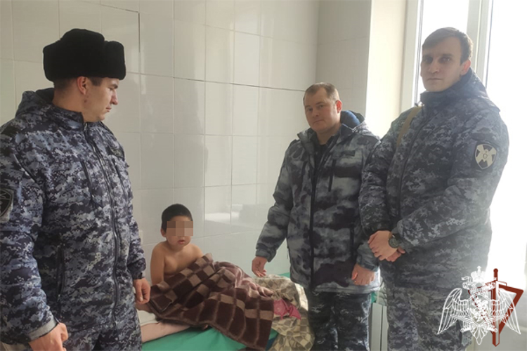 Росгвардейцы спасли из ледяной воды ребенка в Астраханской области