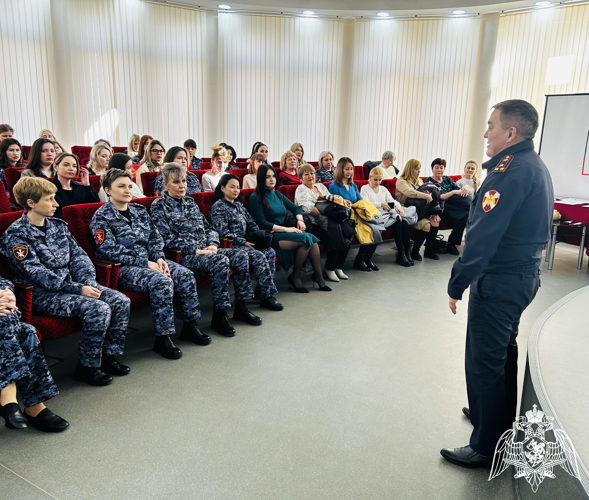В Астрахани росгвардейцы поздравили коллег-женщин с наступающим 8 марта