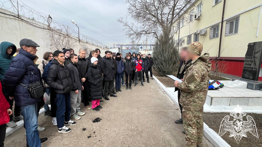 Астраханские школьники посетили подразделение ОМОН Росгвардии 