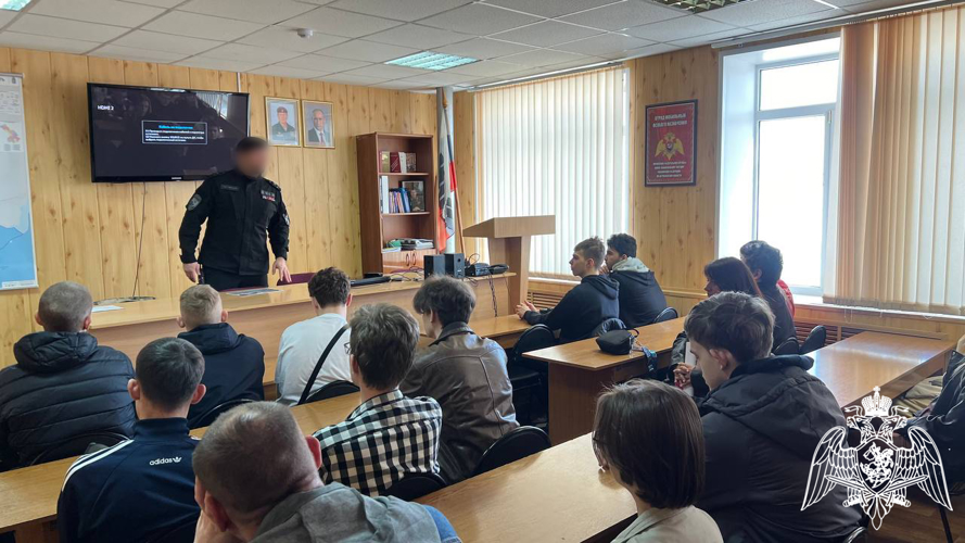 Астраханские школьники посетили подразделение ОМОН Росгвардии 