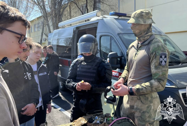 Астраханские школьники посетили подразделение ОМОН Росгвардии 
