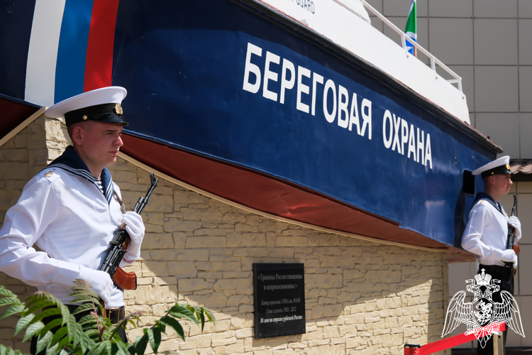 Росгвардейцы приняли участие в открытии памятника пограничному сторожевому катеру в Астрахани
