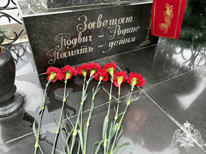 Росгвардейцы облагородили места захоронений и почтили память ветеранов в Астрахани