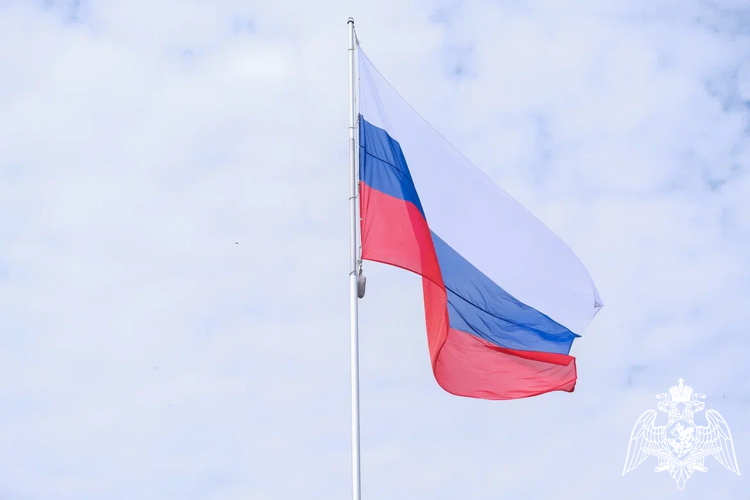 Сотрудники Росгвардии приняли участие в церемонии поднятия государственного флага в Астрахани 
