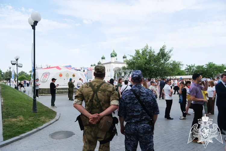Сотрудники Росгвардии приняли участие в церемонии поднятия государственного флага в Астрахани 