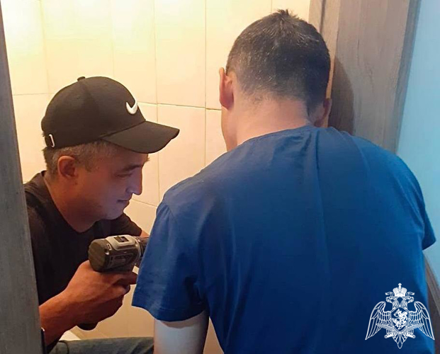 Росгвардейцы в Астрахани помогли дочери Героя Советского Союза решить проблему с передвижением 