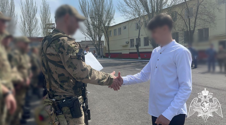 Астраханские школьники передали письма росгвардейцам — участникам СВО