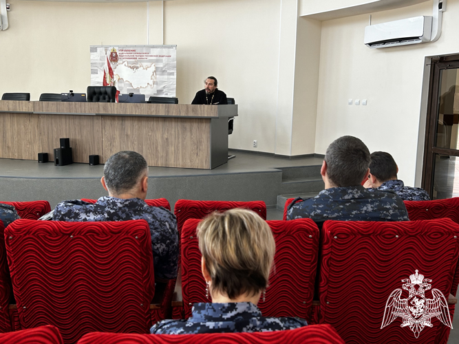В преддверии Дня Крещения Руси с росгвардейцами побеседовал священнослужитель астраханской епархии