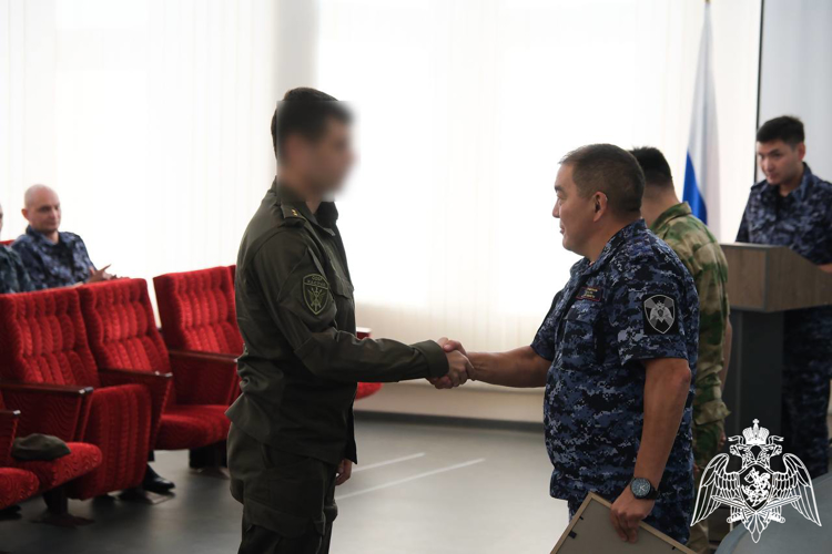 В Астрахани начальник управления Росгвардии вручил награды участникам спецоперации