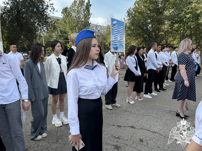 Офицеры Росгвардии поздравили подшефные классы с Днём знаний в Астрахани