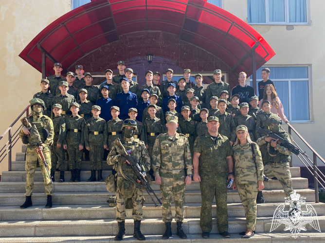 Военнослужащие Росгвардии рассказали юным астраханцам о легендарном генерале Анатолии Романове