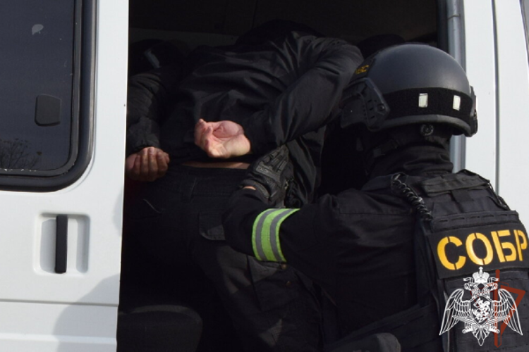 При силовой поддержке СОБР Росгвардии в Астрахани задержан подозреваемый в вымогательстве и похищении человека