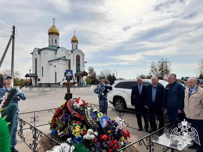 Сотрудники Росгвардии совместно со студентами подшефного техникума привели в порядок места захоронения ветеранов в Астрахани 