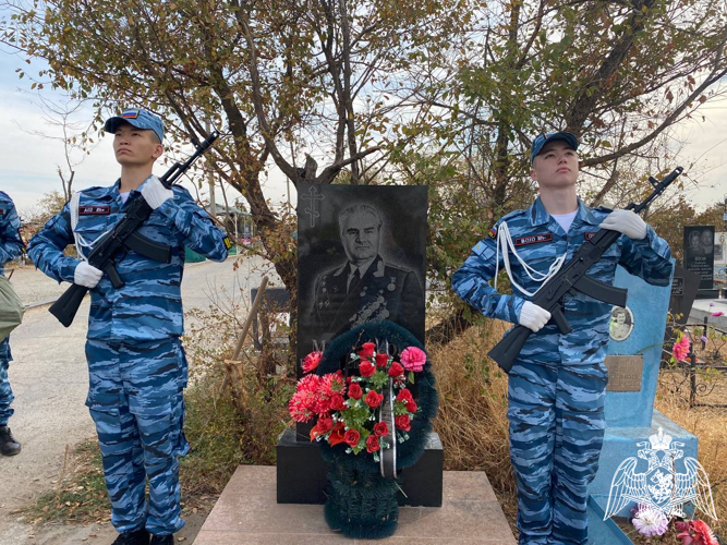Сотрудники Росгвардии совместно со студентами подшефного техникума привели в порядок места захоронения ветеранов в Астрахани 