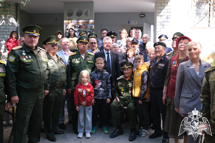 Росгвардейцы провели парад у дома ветерана Великой Отечественной войны в Астрахани 