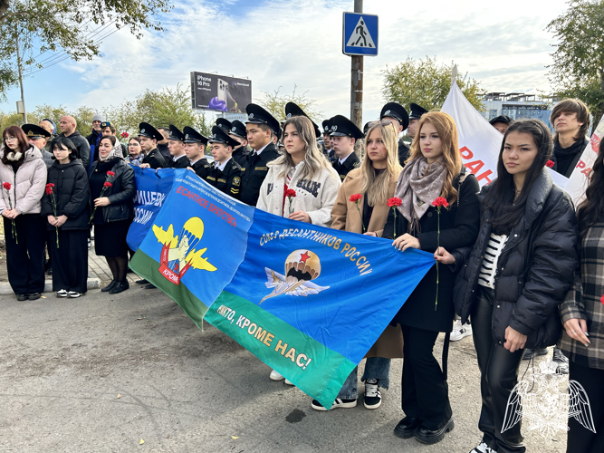 Росгвардейцы посетили открытие мемориальной доски Герою России в Астрахани