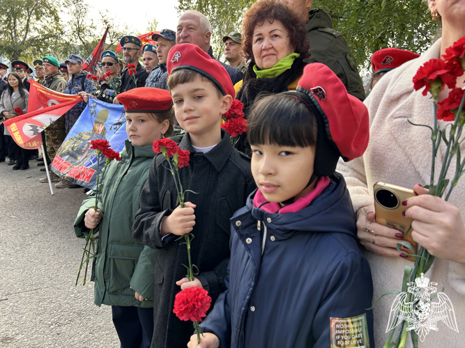 Росгвардейцы посетили открытие мемориальной доски Герою России в Астрахани