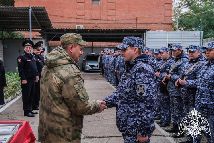 В Астрахани сотрудники вневедомственной охраны Росгвардии отметили профессиональный праздник