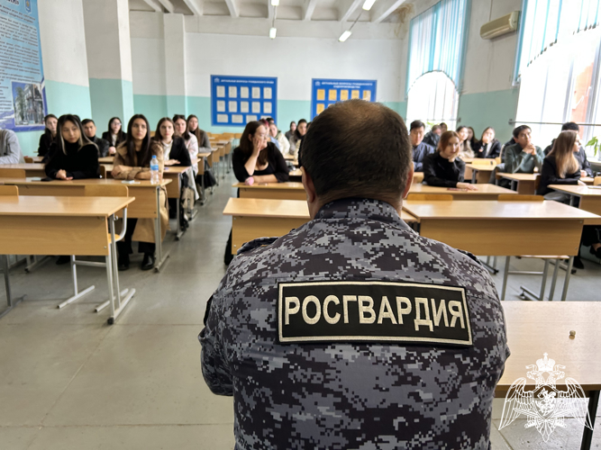 Офицер Росгвардии рассказал астраханским студентам о правилах оборота гражданского оружия