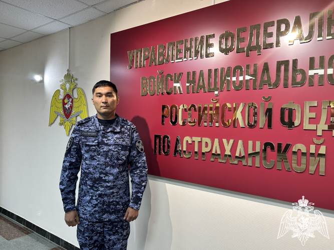 СОТРУДНИК РОСГВАРДИИ ОКАЗАЛ ПЕРВУЮ ПОМОЩЬ АСТРАХАНКЕ, КОТОРУЮ СБИЛ АВТОМОБИЛЬ